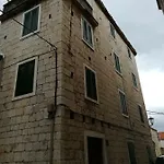 Ivana Διαμέρισμα Τρογκίρ